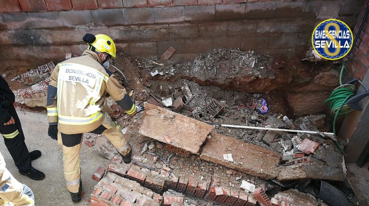 Un bombero revisa los escombros que acabaron sepultando al herido