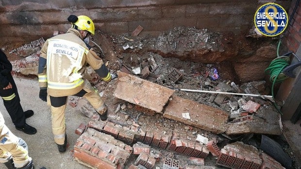 Herido grave al caerle encima un muro mientras trabajaba en una reforma en Sevilla