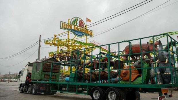Comienza en Sevilla el montaje de la Calle del Infierno que se inaugurará el jueves antes de Feria