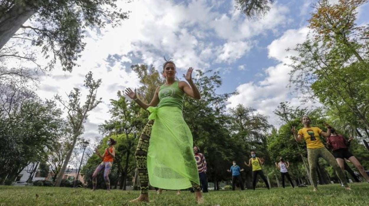 Un grupo de mujeres hace deporte en el parque de María Luisa de Sevilla