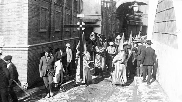 #ArchivoABCsev: Estampa cofrade de la Semana Santa de Sevilla de 1929 junto al Arco del Postigo