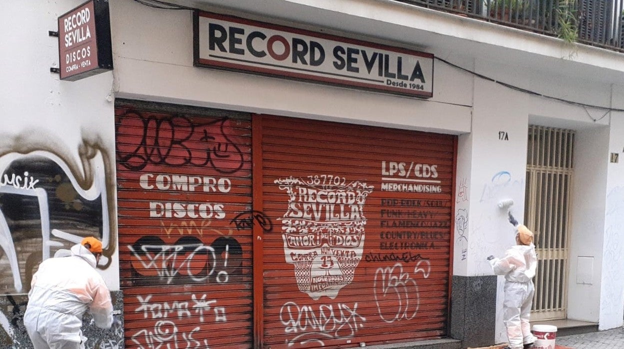 PIntadas en la persiana de un comercio