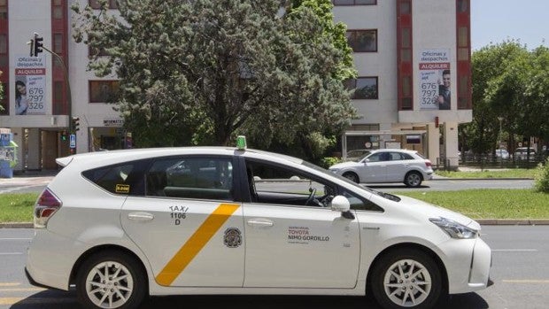 El Ayuntamiento de Sevilla inicia contactos con los taxistas para mejorar el servicio a la Feria