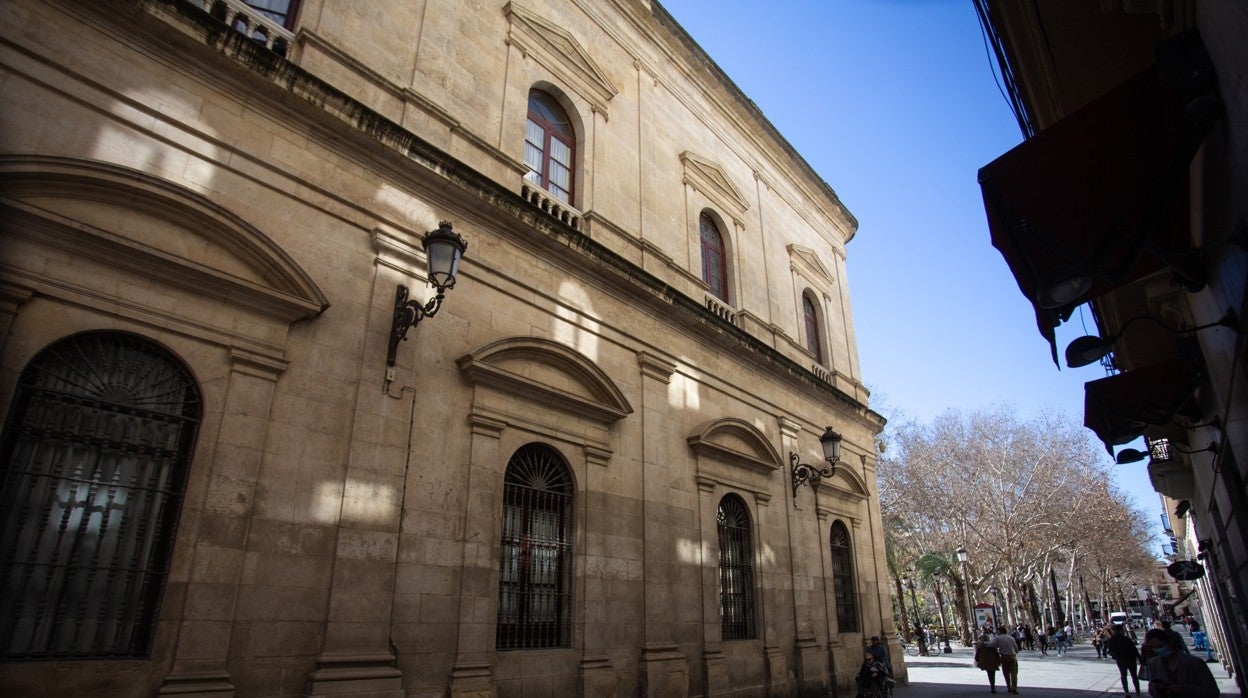 La calle Granada está ubicada en uno de los laterales del edificio Ayuntamiento de Sevilla