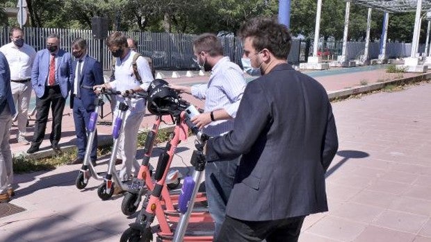 Patinetes y bicis eléctricas, las nuevas formas de llegar este año a la Feria de Abril de Sevilla 2022