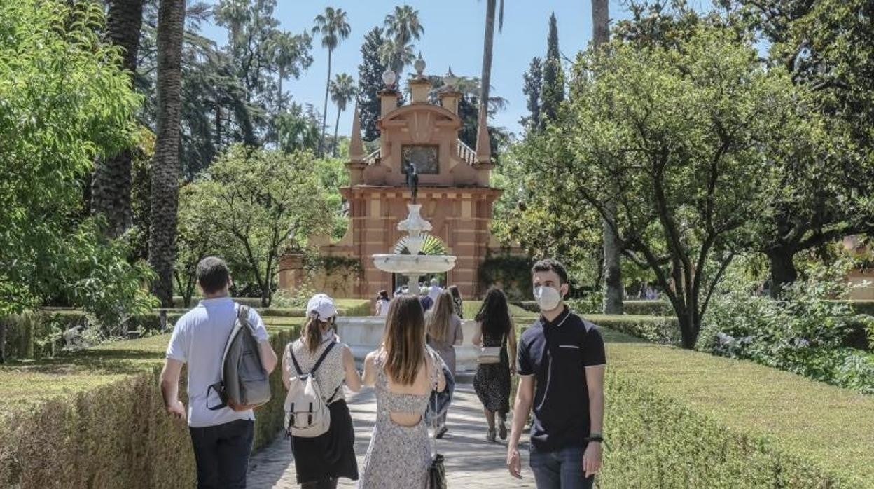 Visitantes en uno de los patios del Real Alcázar