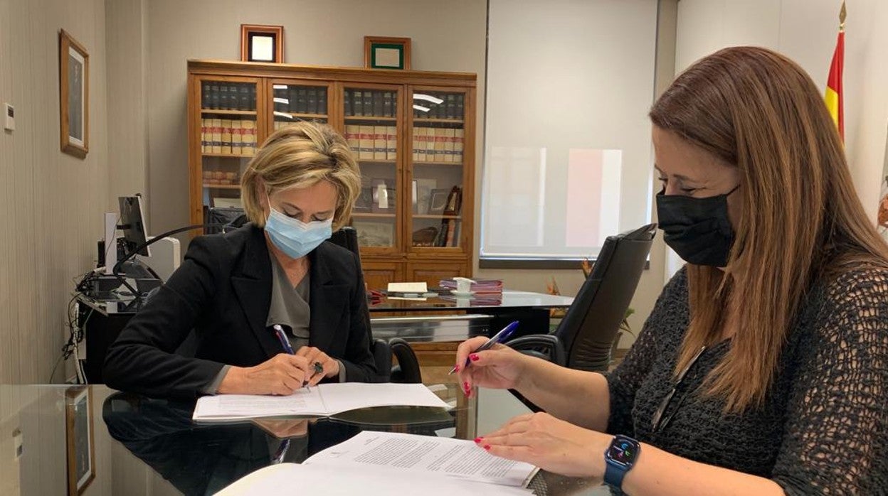 Pilar Fernández Marín y Sonia Gaya, durante la firma del convenio