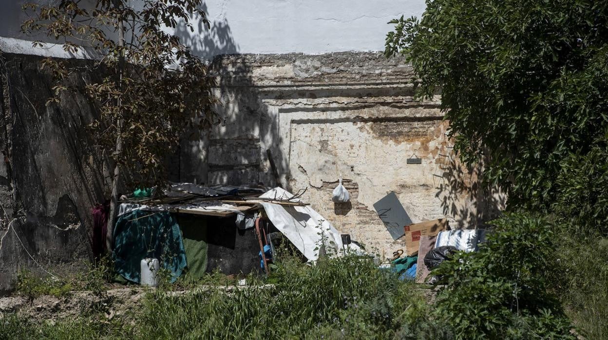 Infravivienda en el solar del paseo fluvial donde estaba la comisaría