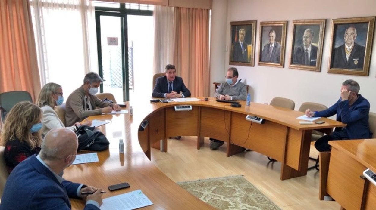 Manuel Pérez, presidente del Colegio de Farmacéuticos de Sevilla, en la rueda de prensa donde presentó el Congreso