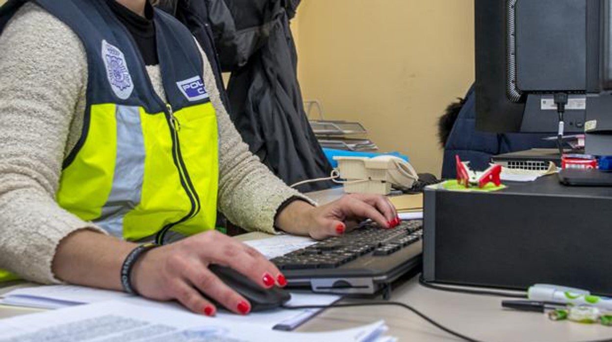 Imagen de archivo de una policía nacional revisando una denuncia