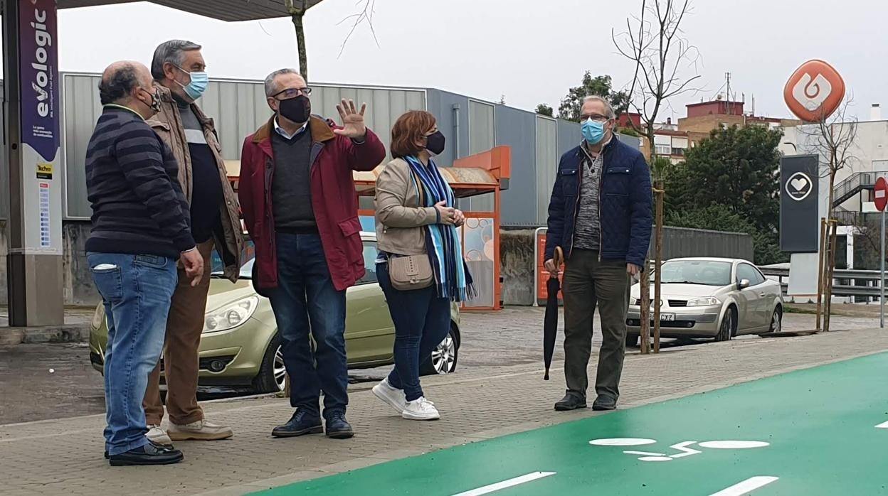 Sobre estas líneas el delegado visita la zona donde va a instalarse