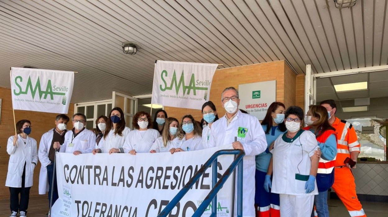 OProtesta del Sindicato Médico de Sevilla en las puertas del centro de salud de Brenes