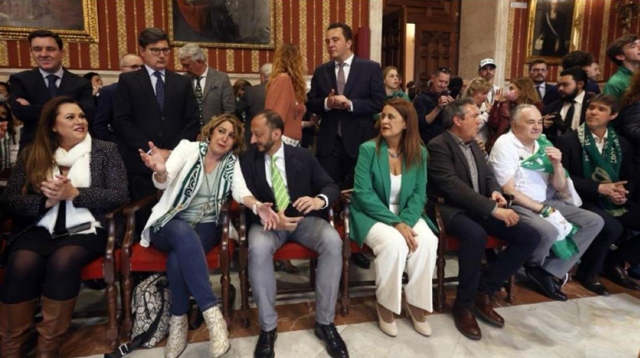 Susana Díaz, Gómez de Celis y Juan Espadas sentados en primera fila