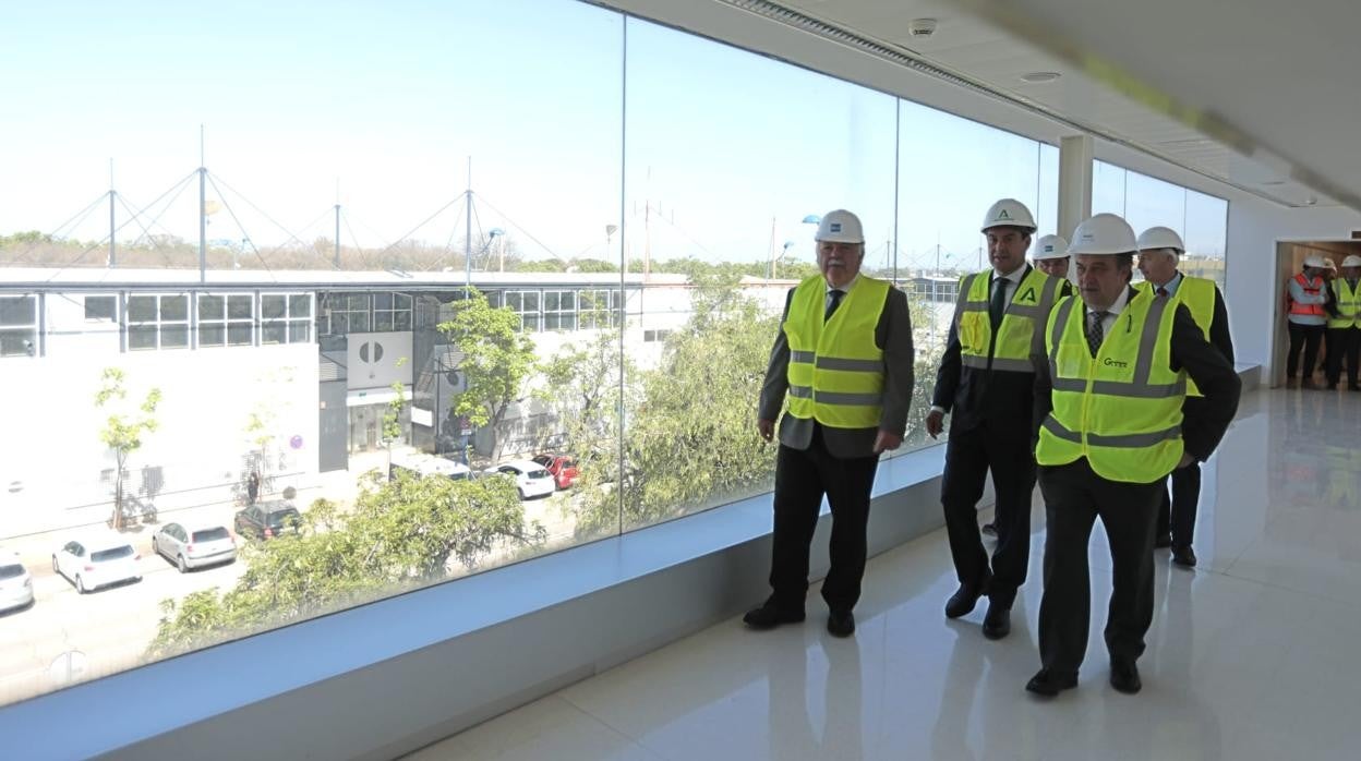 Jesús Aguirre, Juanma Moreno y Miguel Colmenero, director gerente del Virgen Macarena visitando las obras del futuro hospital