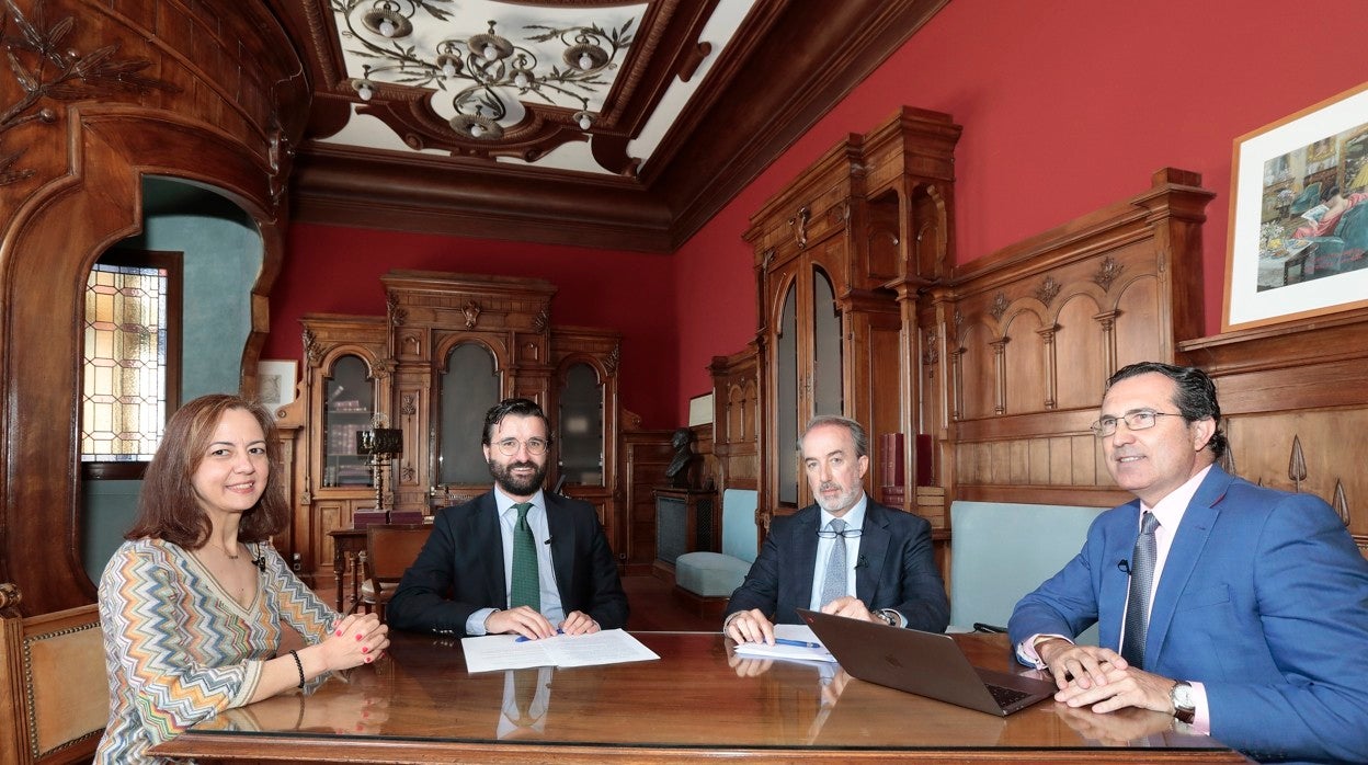 El nuevo encuentro del ciclo 'Cafés de Redacción' en el despacho original de don Torcuato Luca de Tena en la Casa de ABC