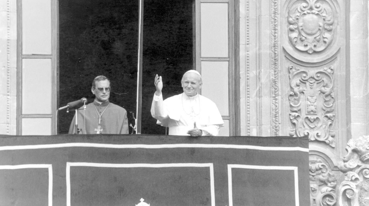 El entonces arzobispo Amigo Vallejo con el Papa San Juan Pablo II