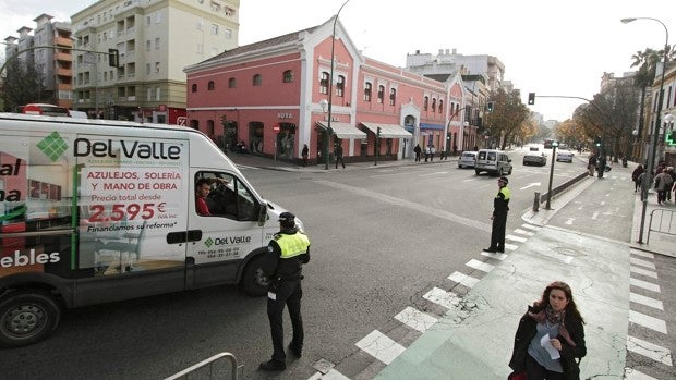 Condenada una peatón por causar un accidente de moto en la Puerta Osario de Sevilla