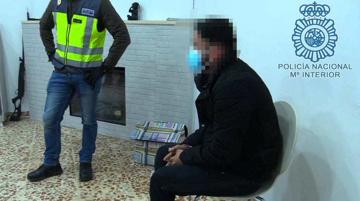 Imagen facilitada por la Policía del Ivi durante el registro de su casa