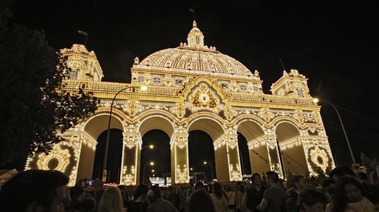 La portada de la Feria de Abril de Sevilla, en 2019, iluminada