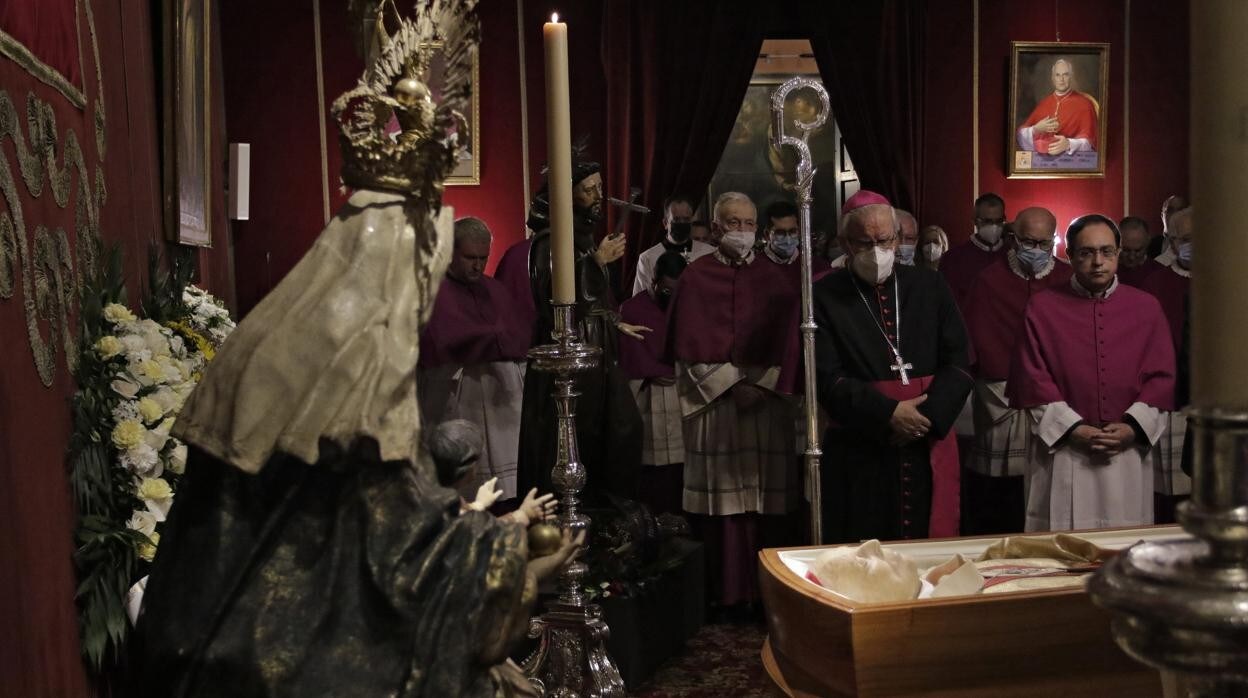 Los canónigos han participado de la oración de la liturgia de difuntos ante el cádaver de Carlos Amigo