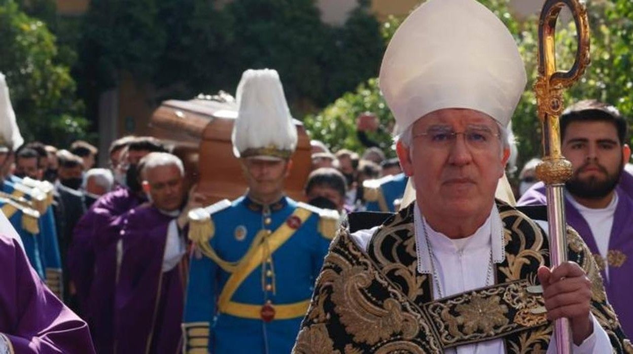 La procesión con el féretro del cardenal Amigo Vallejo, en imágenes