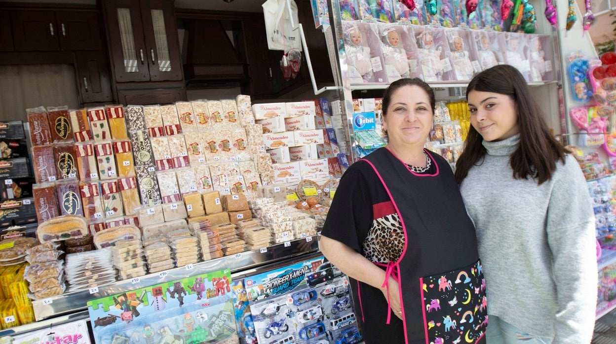 Rosario Prieto Fernández, y su hija, naturales de Aguilar de la Frontera