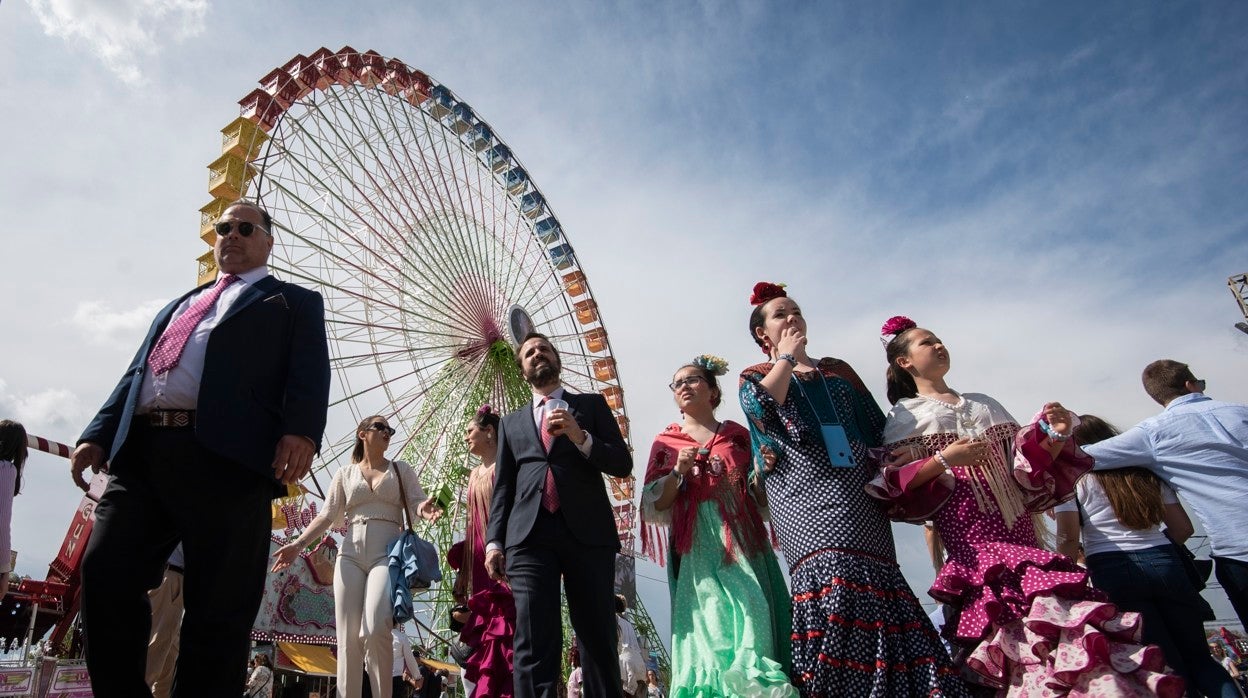 Público paseando por la Calle del Infierno en la Feria de Abril