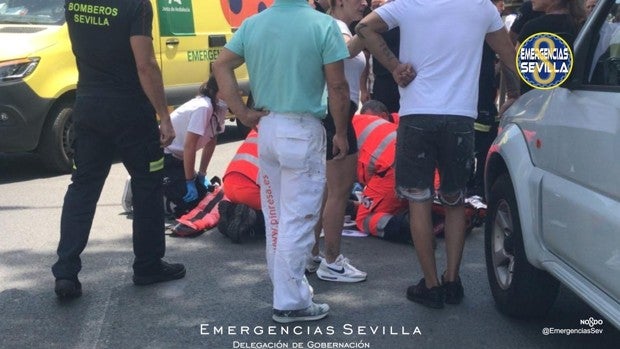 Un motorista, hospitalizado con lesiones graves tras ser embestido por un turismo en la avenida de la Paz