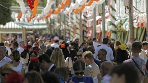 La Junta reconoce «exceso» de relajación con las mascarillas en la Feria de Sevilla y apunta a un aumento de hospitalizaciones