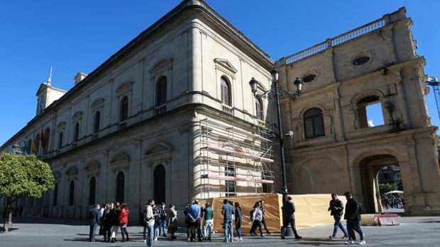 El Ayuntamiento de Sevilla destina 145.000 euros a un nuevo contrato para conservación de monumentos de la vía pública