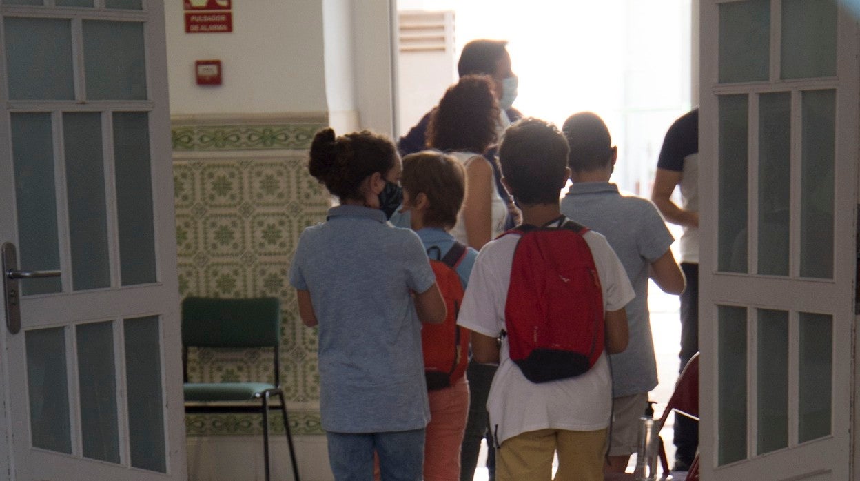 Niños entrando en el colegio