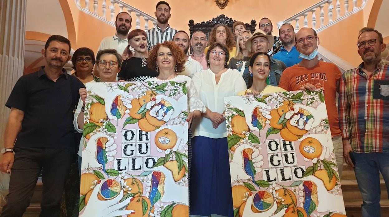 Ana Jarén, a la derecha, sujetando un cartel, en la presentación de la imagen del Orgullo 2022