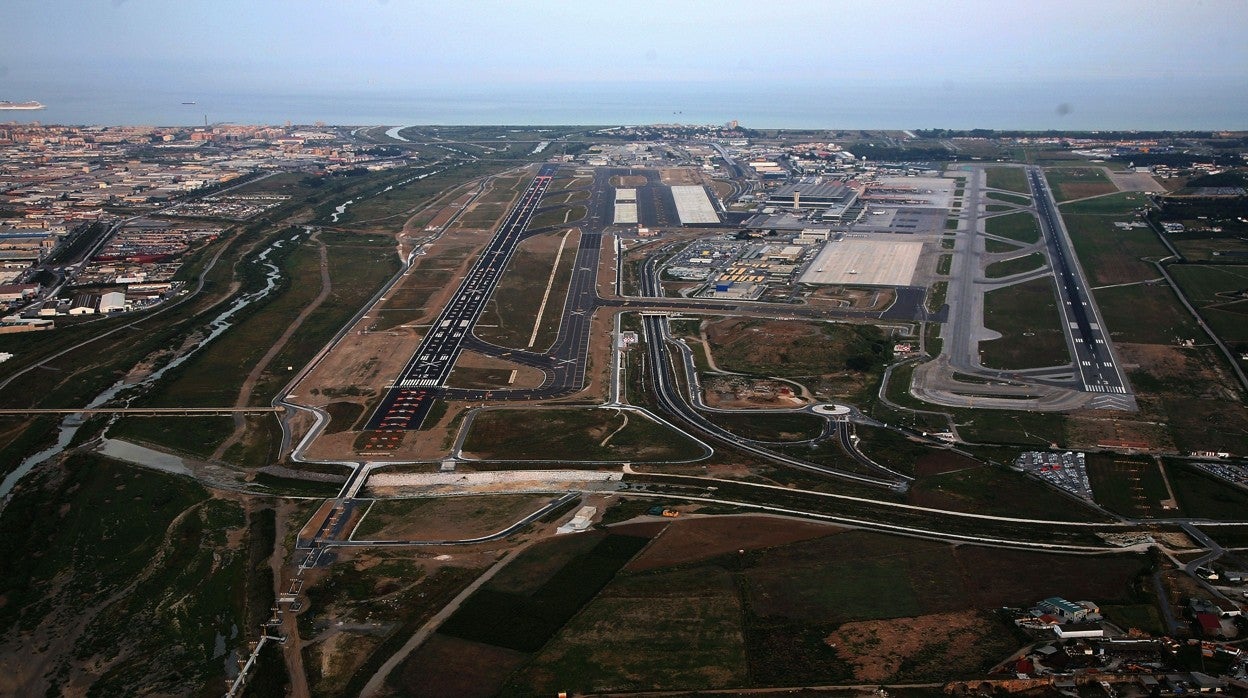 Imagen aérea del aeropuerto de Sevilla y de sus conexiones terrestres