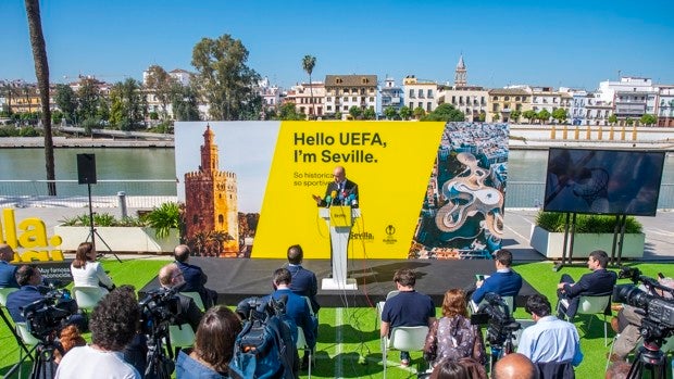 El Ayuntamiento ordena retirar los veladores del entorno del estadio, la Alameda y el Paseo Colón