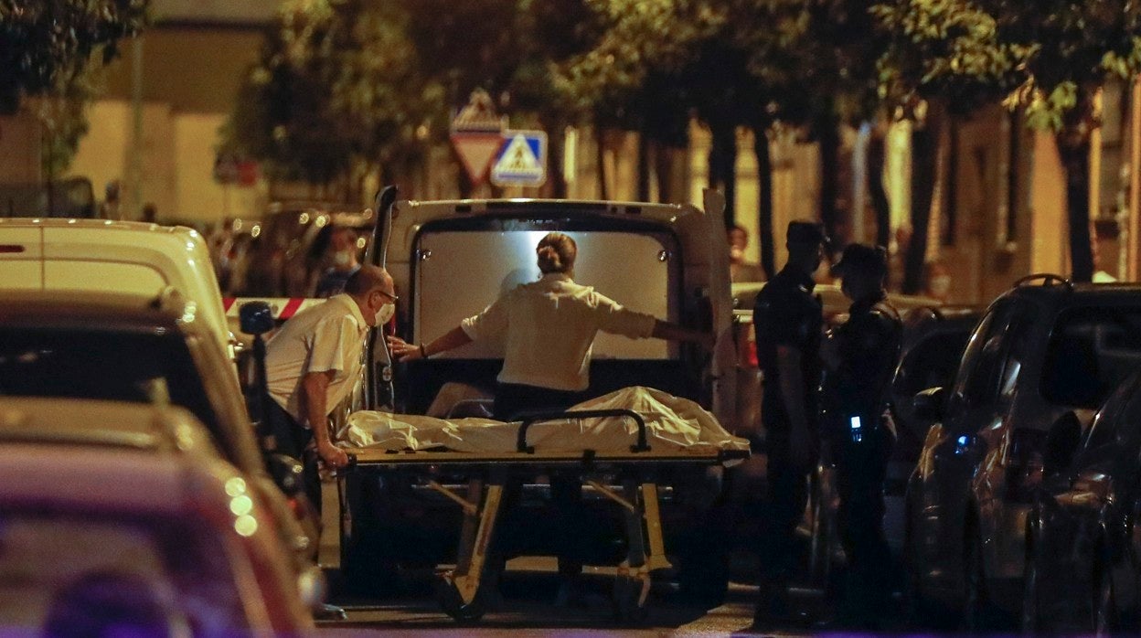 Operarios introducen a la víctima de un crimen en Sevilla en la furgoneta de la funeraria, en una imagen de archivo