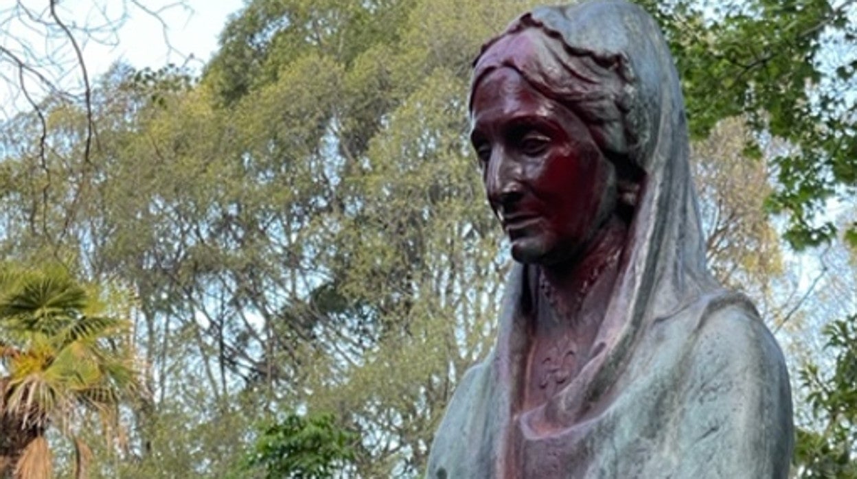 Pintada en una estatua del parque de María Luisa