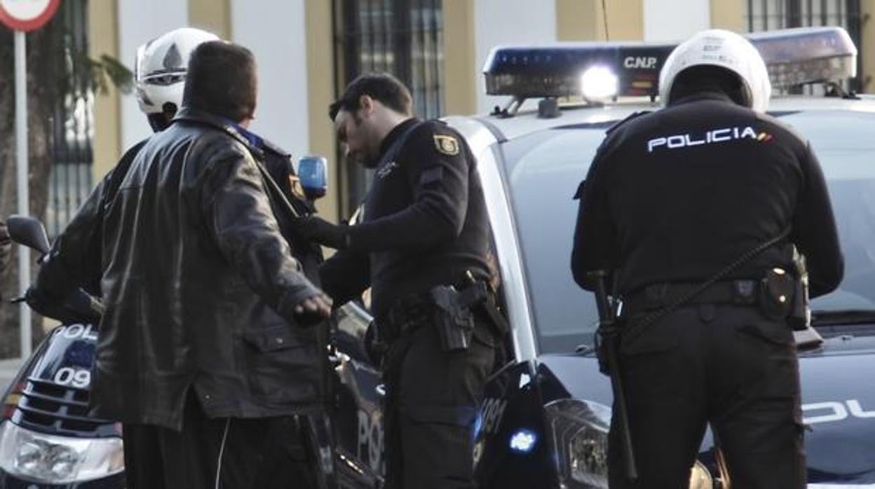 Dos agentes registran a un individuo en la calle