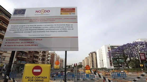Sevilla se llena de vallas para grandes obras que no avanzan