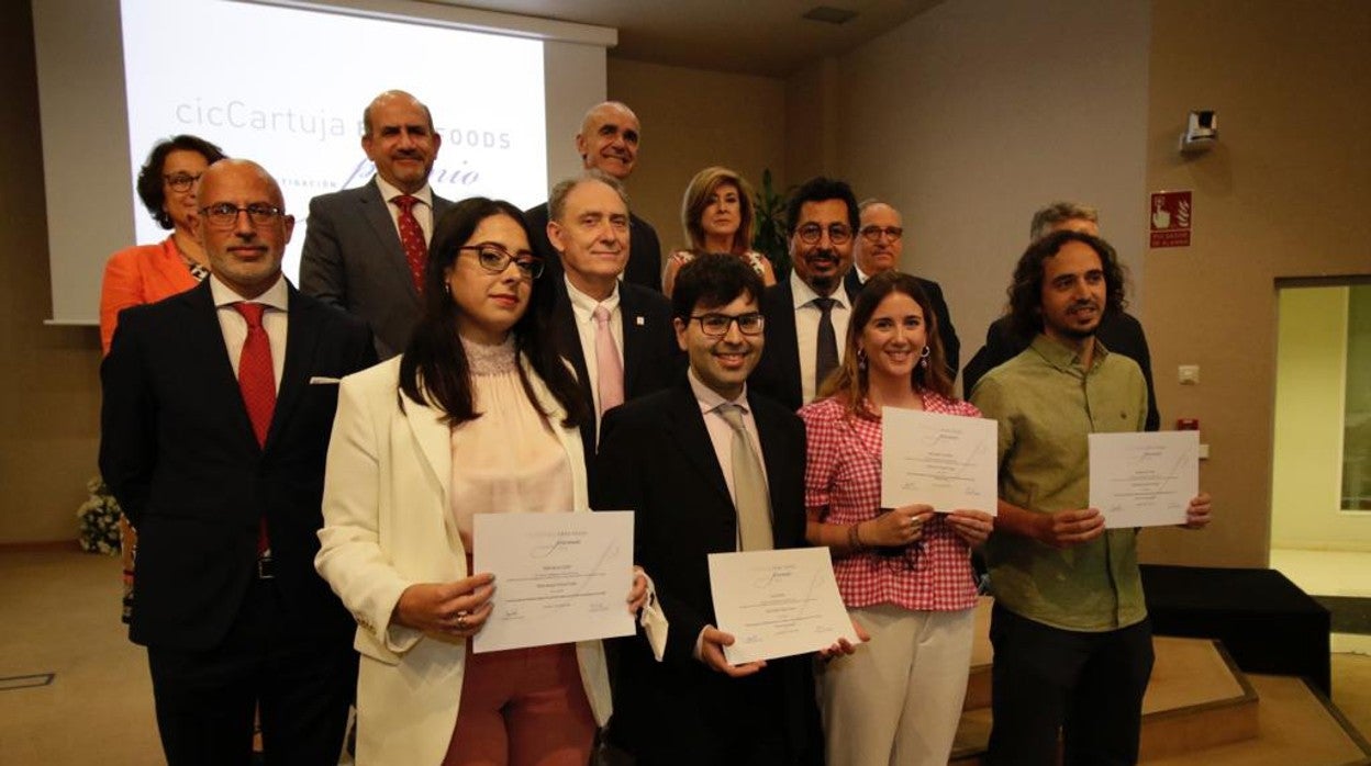 Los premiados con las autoridades presentes en el acto