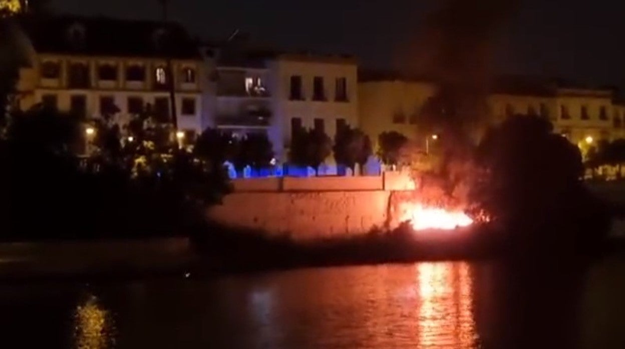 En la imagen se aprecia el incendio en el solar de la antigua comisaría de Policía de la calle Betis