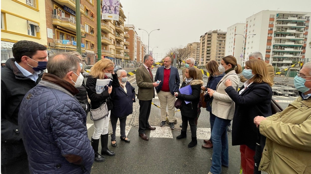 José Luis Sanz durante una reunión con vecinos de Nervión para las obras del tranvía