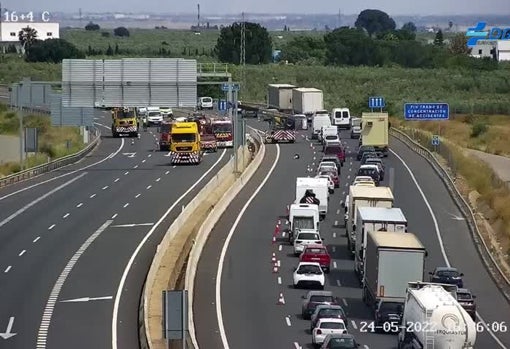 A las 16 horas los servicios operativos han habilitado dos carriles en dirección Sevilla