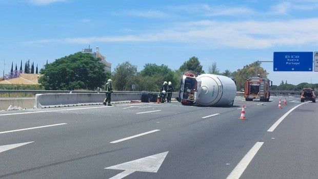 Colapso en la A-49 tras seis horas de corte al volcar un camión