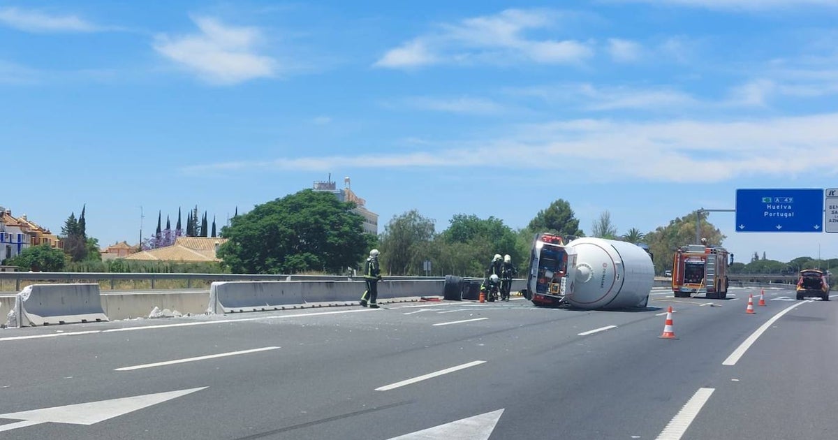 Guardia Civil, Bomberos y miembros del Grupo de Emergencias Andalucía trabajan en la zona