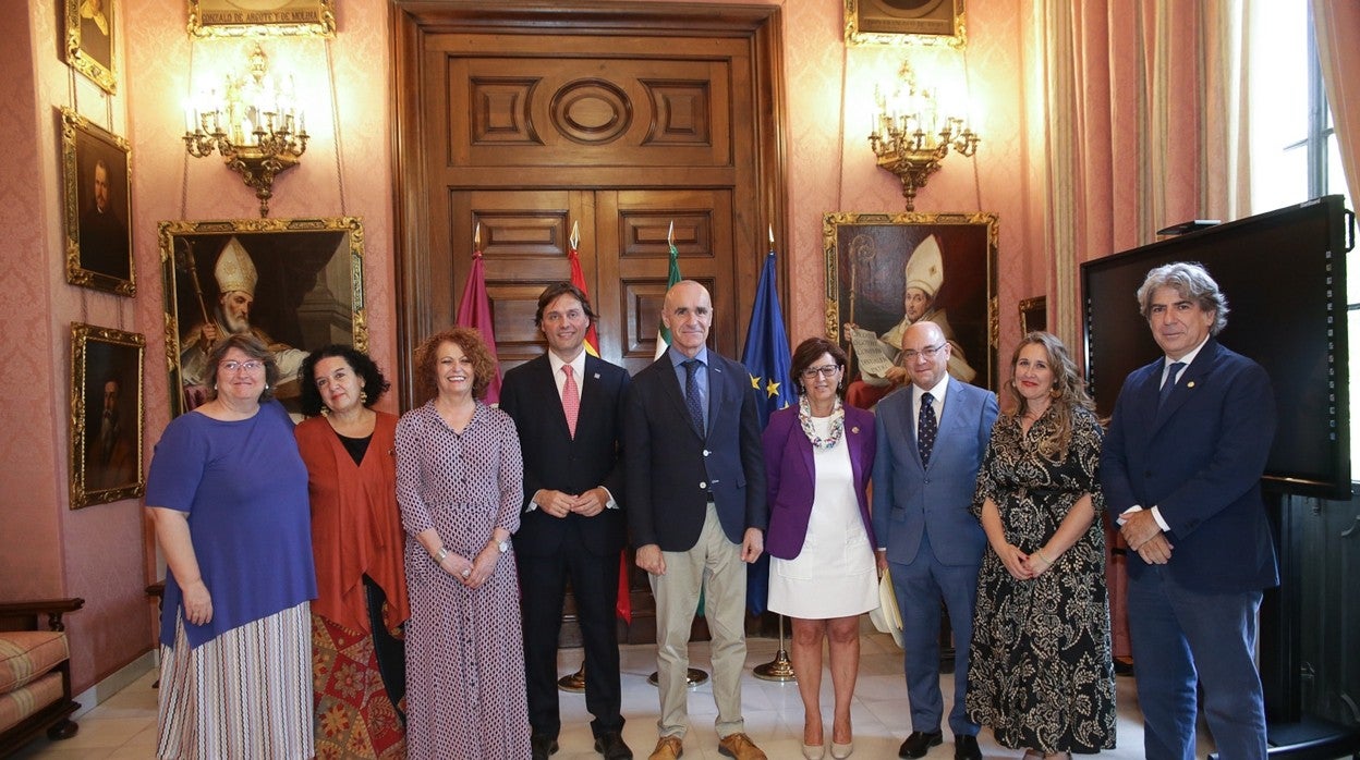 El alcalde con respresentantes de las universidades