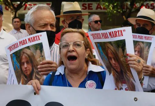 Varios manifestantes se han congregado a las puertas del Juzgado para pedir una repetición del juicio por el crimen de Marta del Castillo
