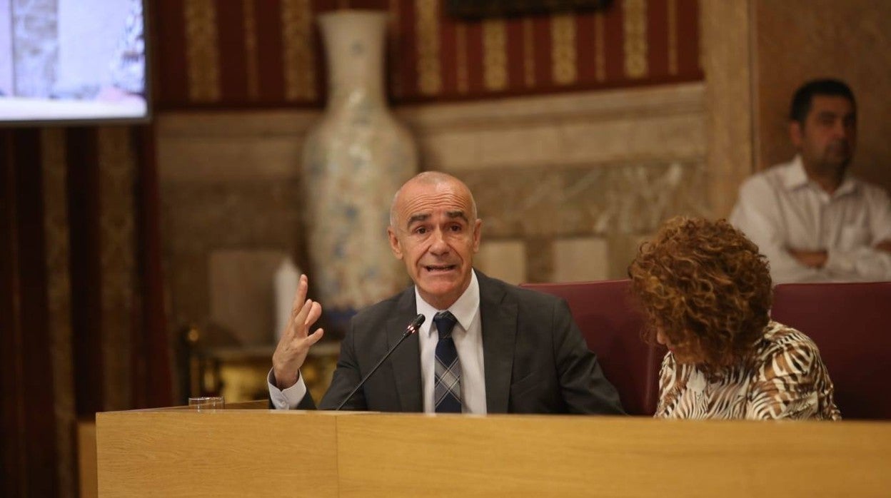 Antonio Muñoz, gesticulante durante el pleno junto a Adela Castaño