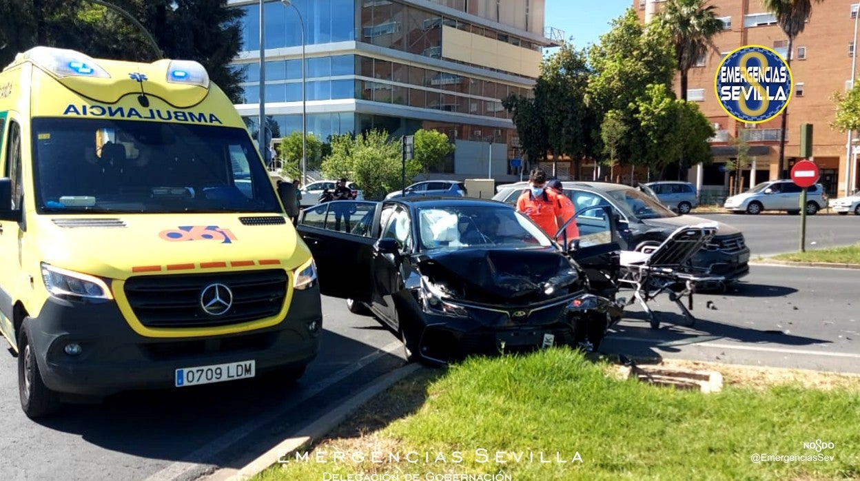 Imagen de los vehículos accidentados este viernes en la avenida Aeronáutica