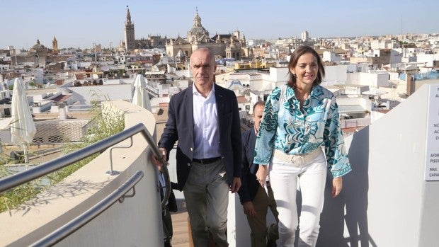 Ayuntamiento, Gobierno y sector turístico fijan como prioritario el vuelo Sevilla-Nueva York