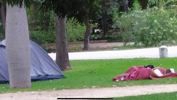 Sevilla se desborda de turistas: el parque de María Luisa convertido en un camping